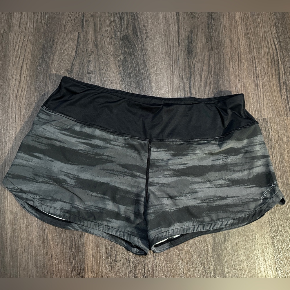Anetik Athletic Shorts Women’s Medium Black Gray Printed Performance Running